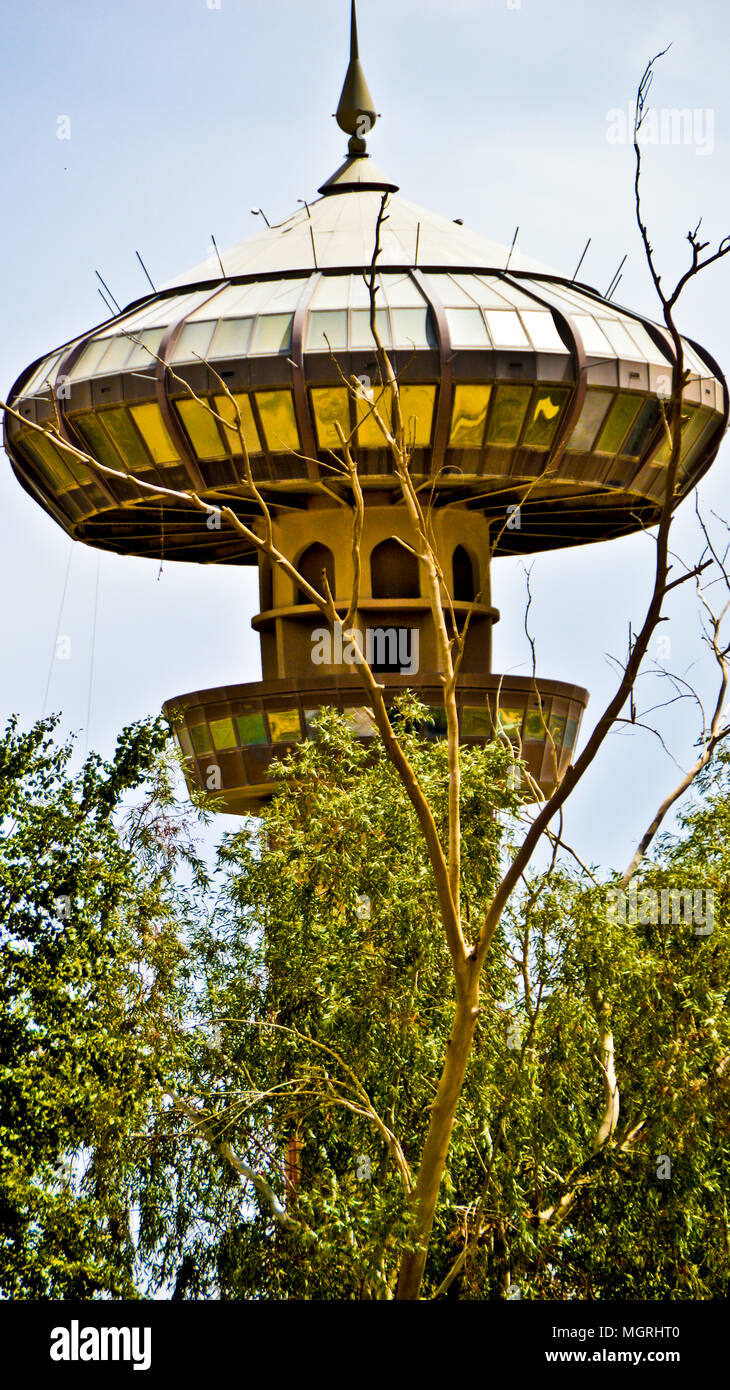 Bild Fur Zorwaa Turm Im Park Zorwaa In Bagdad Die Hauptstadt Der Irak Ein Um Sich Selbst Drehendes Restaurant Und Aussichtsplattform Stockfotografie Alamy