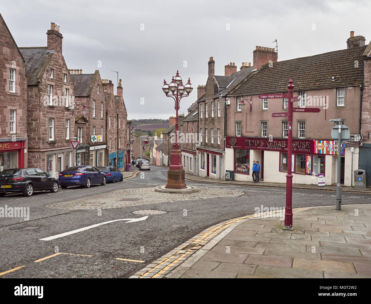 Den Blick von der High Street bis zu den Hügeln und Ackerland in Brechin, der alten Hauptstadt der Grafschaft Angus, Zentrale für die Landwirtschaft in der Region. Sco Stockfoto