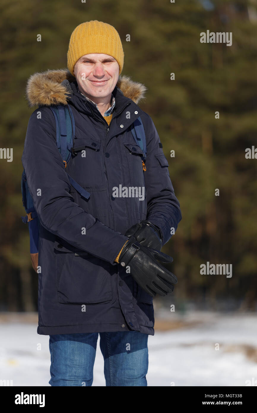 Mann im Winter Kleidung schielen im Frühling Sonne Stockfoto