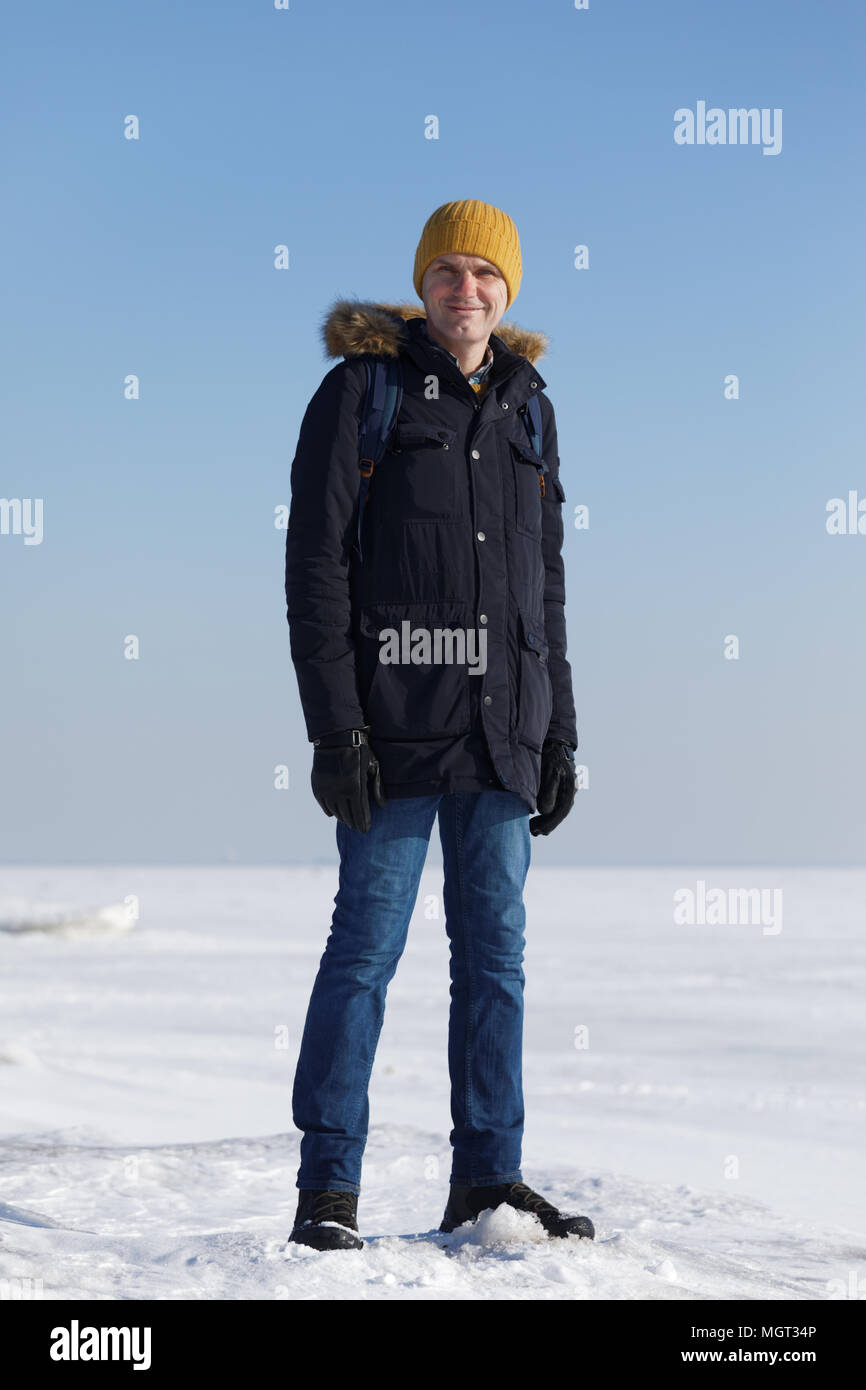Mann im Winter Kleidung auf dem Eis des Golfs von Finnland Stockfotografie  - Alamy