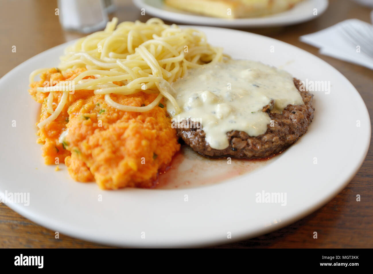 Steak unter weißen Sauce, Pasta und pürierte Karotte Stockfoto