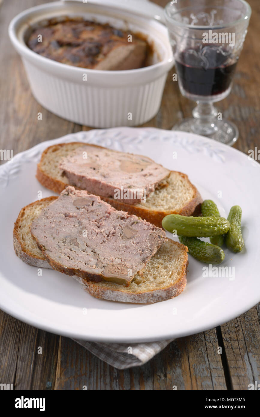 Sandwiches mit Terrine und Gurken auf einem Teller serviert Rith Rotwein Stockfoto