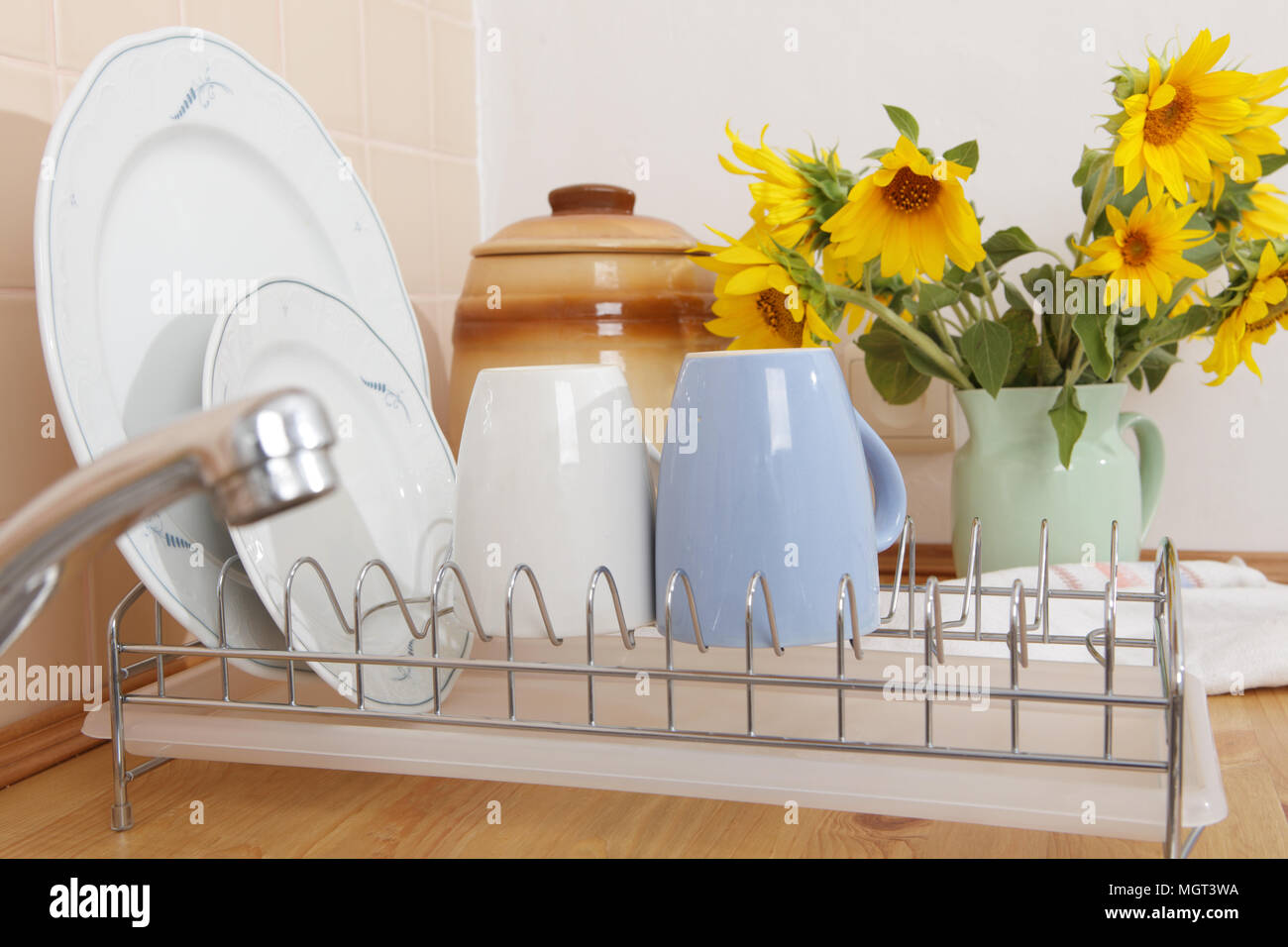 Dish Drying Rack auf der Küchenarbeitsplatte Stockfoto