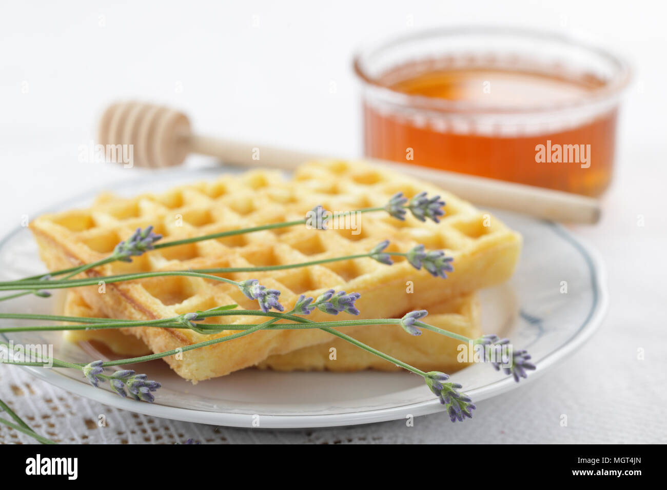 Belgische Waffeln, frischem Honig und ein Bündel von Lavendel Stockfoto