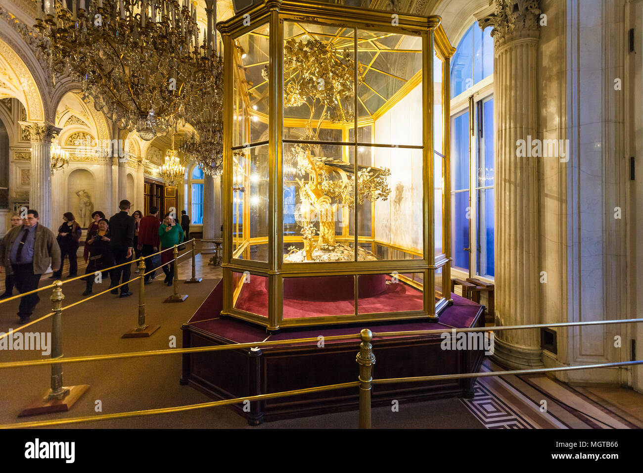 Sankt Petersburg, Russland - 16. MÄRZ 2018: Besucher im Peacock Uhr Halle in der Eremitage. Die Eremitage ist das zweitgrösste Museum für Kunst und Stockfoto