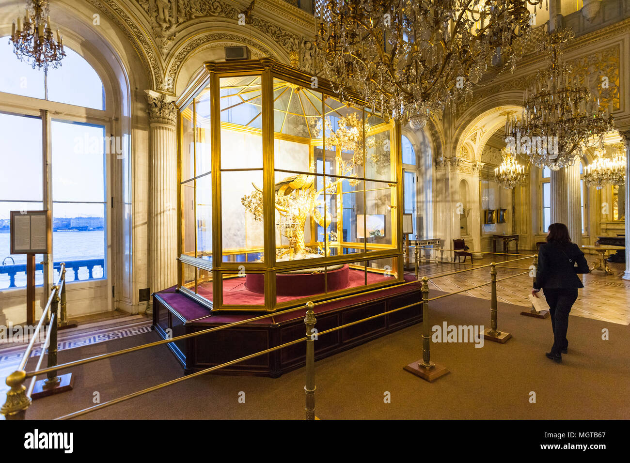Sankt Petersburg, Russland - 16. MÄRZ 2018: Gast in Peacock Uhr Zimmer der Eremitage. Die Eremitage ist das zweitgrösste Museum für Kunst und Stockfoto