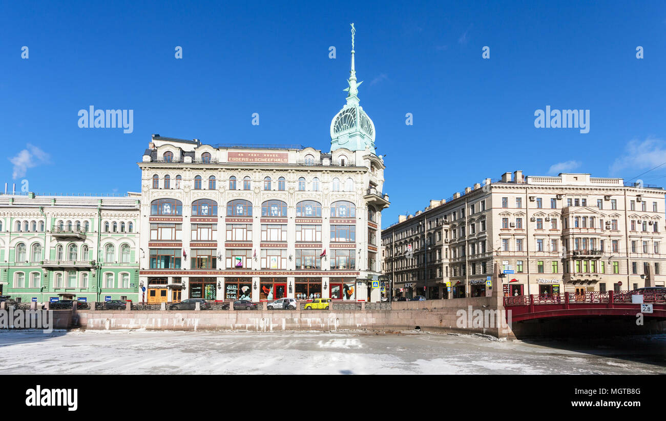 Sankt Petersburg, Russland - 17. MÄRZ 2018: Trading House von S Esders und K Schieifals in der Nähe von Red Bridge Damm im Frühjahr. Dieses moderne Gebäude Stockfoto