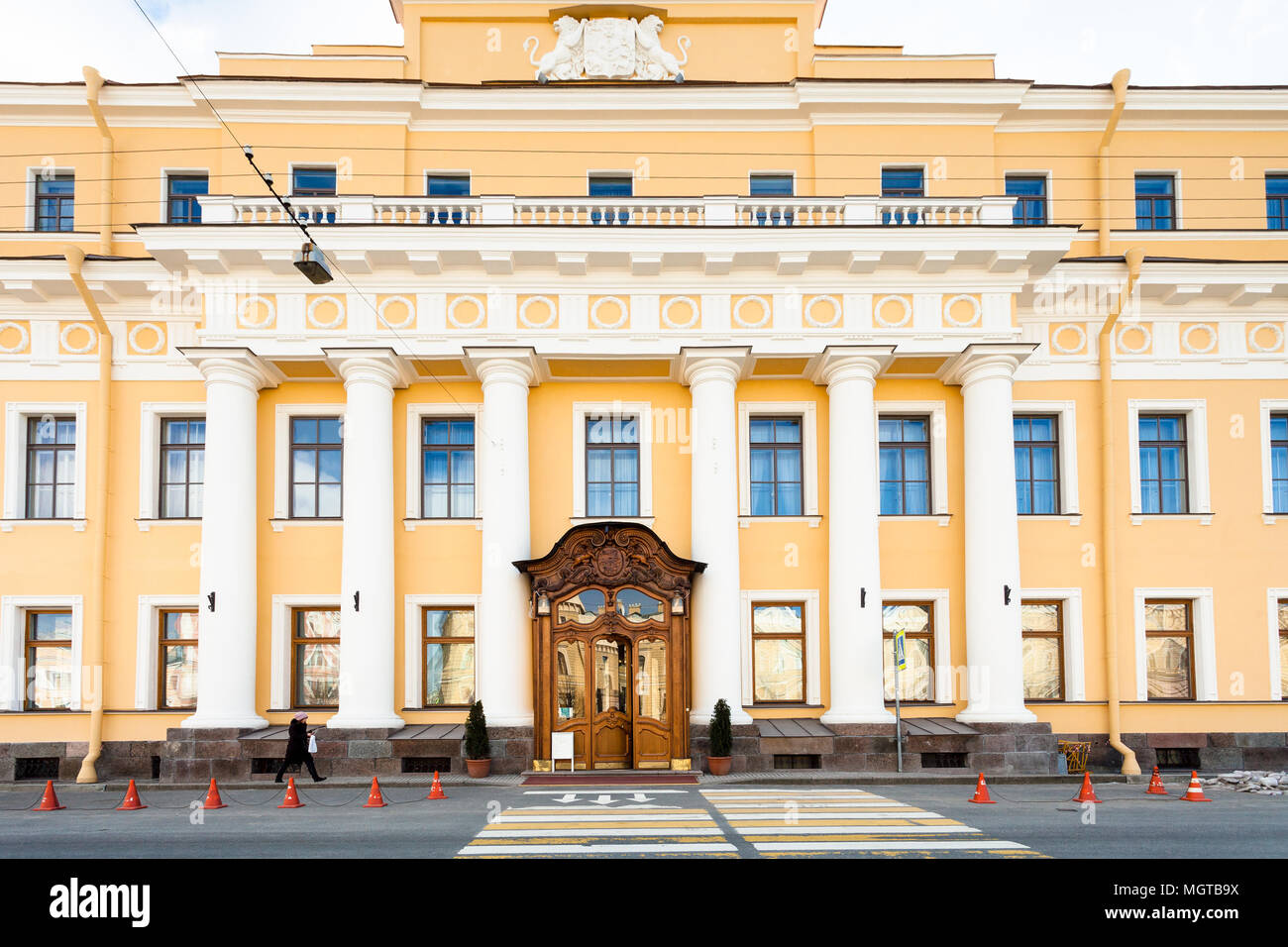 Sankt Petersburg, Russland - 17. MÄRZ 2018: Touristen in der Nähe der Fassade des Yusupov Palast am Fluss Moyka Embankment. Die moika Palast war die Residenz der Stockfoto