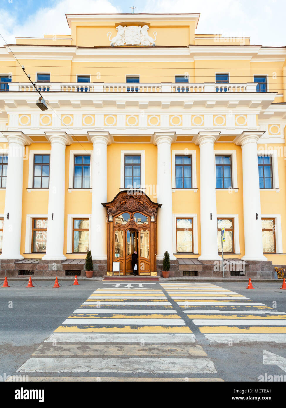 Sankt Petersburg, Russland - 17. MÄRZ 2018: Besucher in der Nähe der Fassade des Yusupov Palast am Fluss Moyka Embankment. Die moika Palast war die Residenz Stockfoto