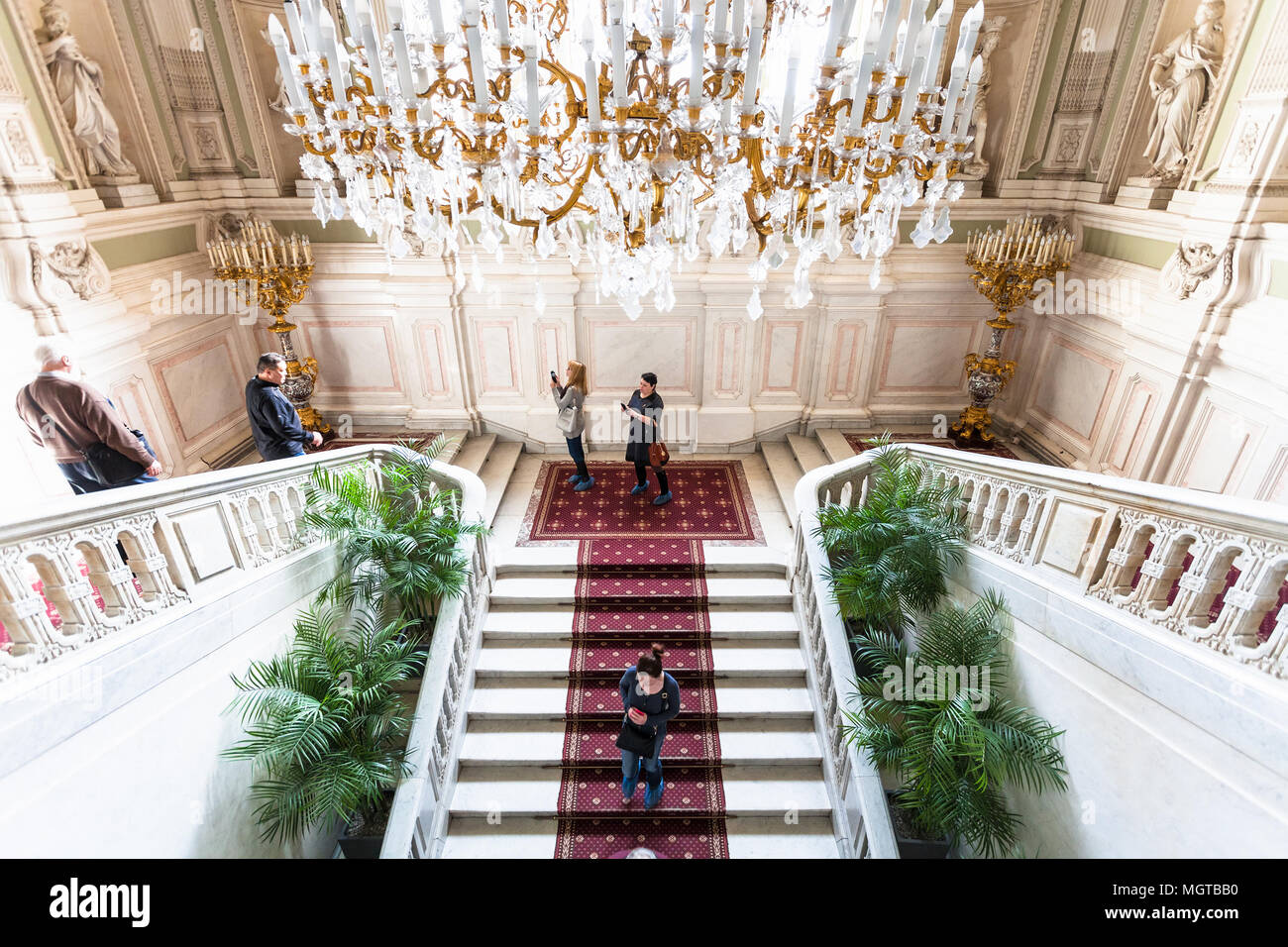 Sankt Petersburg, Russland - 17. MÄRZ 2018: Touristen auf der Haupttreppe in Yusupov Palast auf moyka Embankment. Die moika Palast war die Residenz der Stockfoto