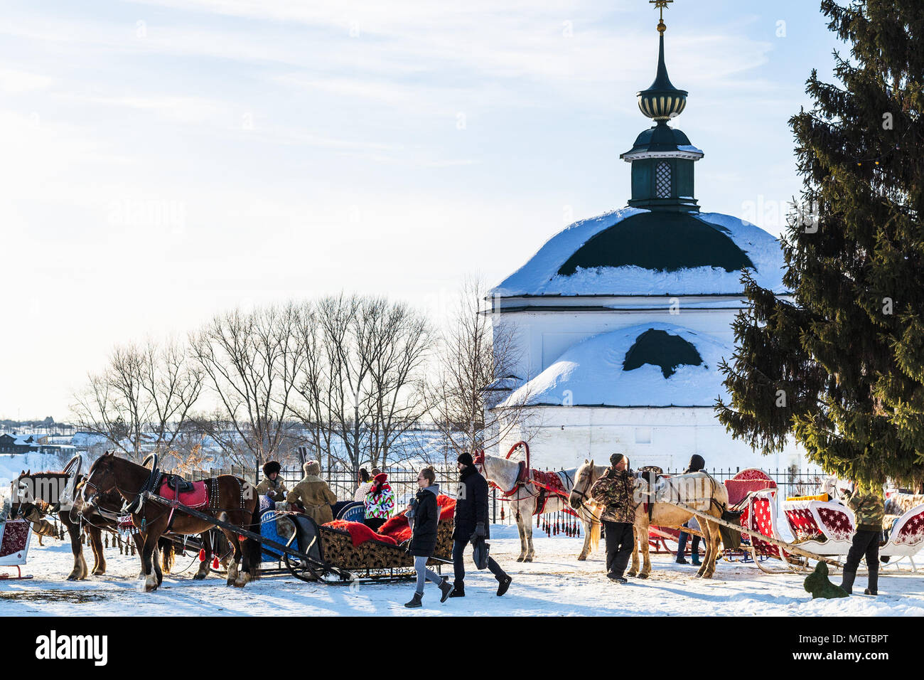 Wladimir, Russland - März 9, 2018; Leute auf Pferd, Schlitten in der Nähe der Kirche des hl. Paraskewa oder serafimovicha Kirche in Schladming Stadt im sonnigen Wintertag im Winter Stockfoto