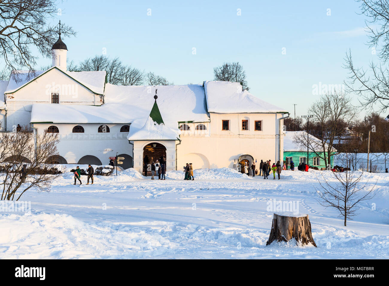 Wladimir, Russland - 9. MÄRZ 2018: Touristen in der Nähe der Eingang an Bischöfe Kammern museum in Susdal Kreml. Susdaler Kreml ist der älteste Teil der Russischen Stockfoto