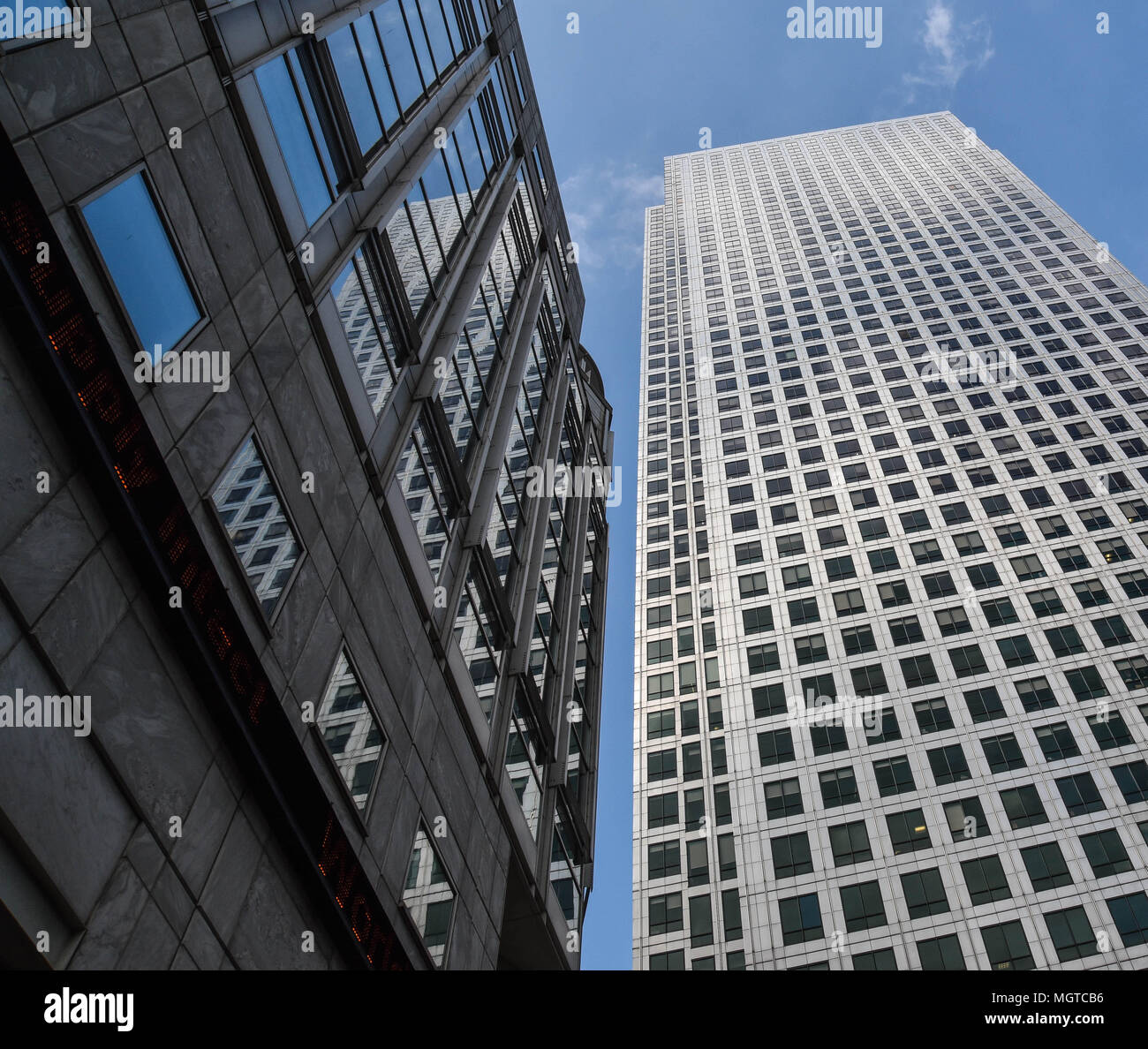 Hohes Glas Gebäude in Canary Wharf Stockfoto