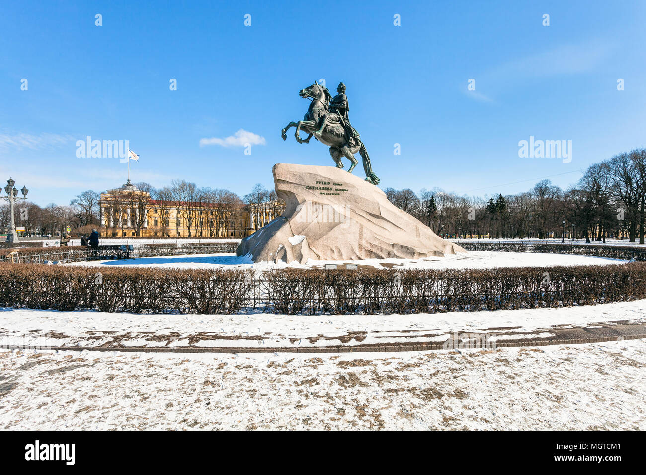 Der Bronzene Reiter Denkmal Peter des Großen, der in den Senat Square in St. Petersburg. Das Denkmal wurde im 1768-1782 gebaut, Inschrift auf Stein: Zu Pe Stockfoto