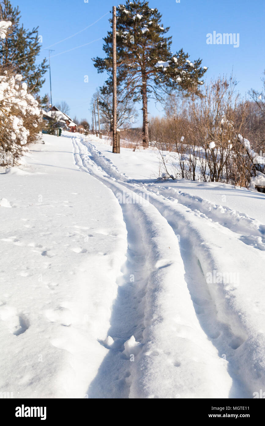 Skigebiet am Ortsrand von russischen Dorf im sonnigen Wintertag in Smolensk Region Russlands Stockfoto