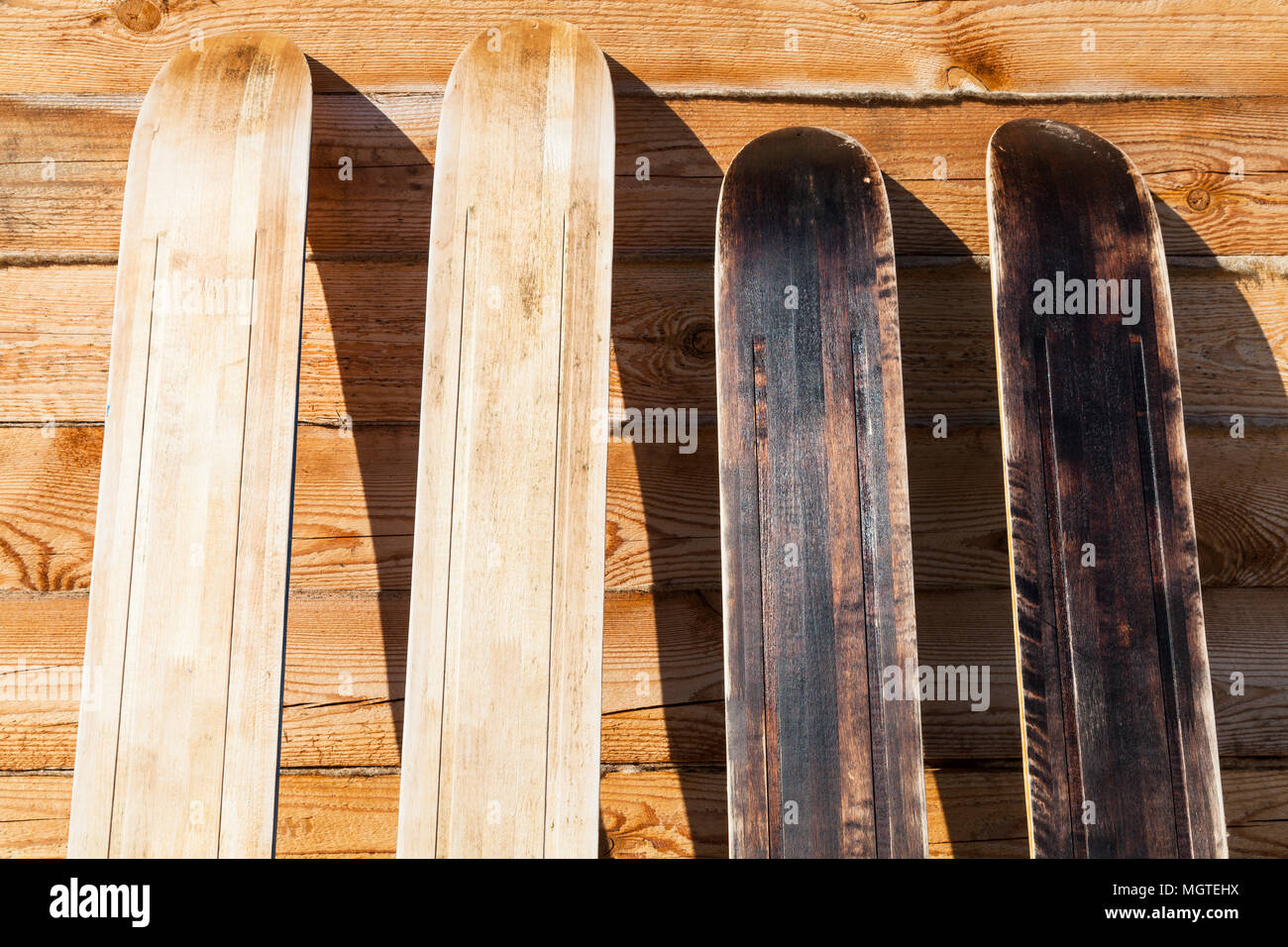Breite Wald Ski in der Nähe von Holz- wand der Country House im Winter im russischen Dorf in Smolensk Region Russlands Stockfoto