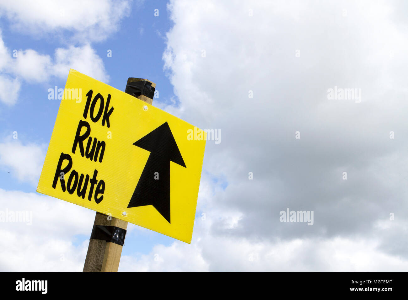 Zeichen, die Veranstaltung für 10 k laufen weg. Stockfoto