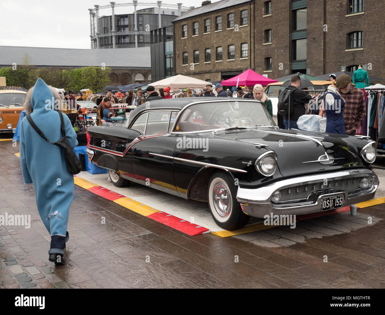 London, Großbritannien. 28. April 2018. Die Classic Car Boot Sale in der Kornkammer Sq Kings Cross London UK. Eine von Londons neuesten öffentlichen Raum ist voll von Classic Cars, Vintage stall Besitzer und Street Food. Credit: Martyn Goddard/Alamy leben Nachrichten Stockfoto