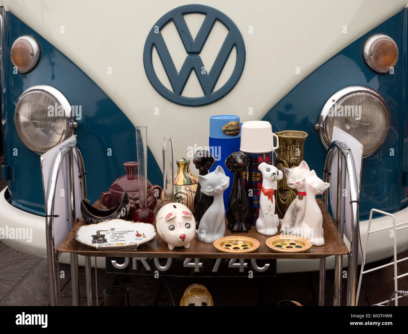 London, Großbritannien. 28. April 2018. Die Classic Car Boot Sale in der Kornkammer Sq Kings Cross London UK. Eine von Londons neuesten öffentlichen Raum ist voll von Classic Cars, Vintage stall Besitzer und Street Food. Credit: Martyn Goddard/Alamy leben Nachrichten Stockfoto