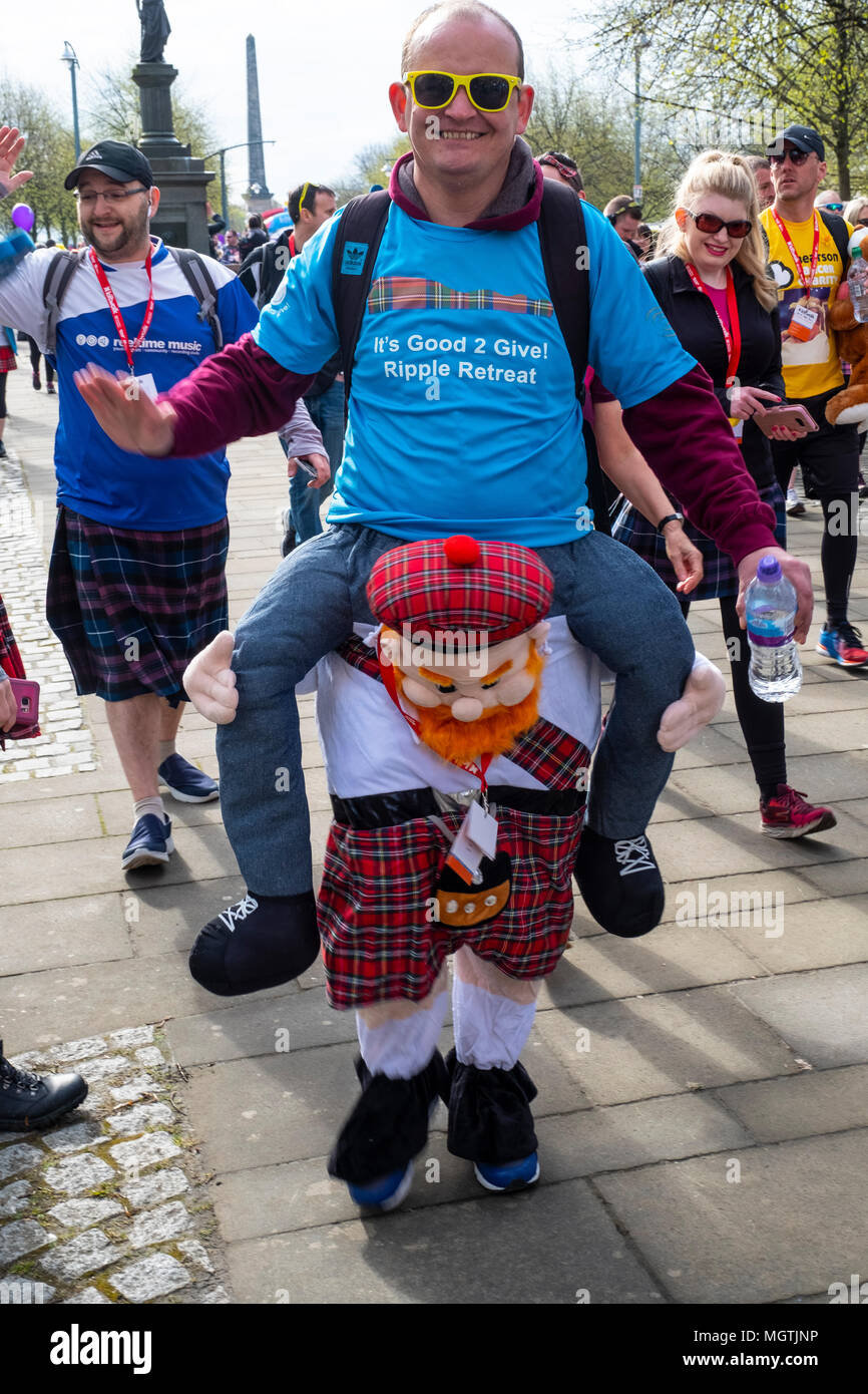 Glasgow, UK. 29. April 2018. Beginn der Kiltwalk 2018 Glasgow Green in Glasgow. Große Charity fundraising Spaziergang findet in Schottland durch die Jäger Stiftung unterstützt. Route ist 23 Meilen und endet bei Balloch. Credit: Iain Masterton/Alamy leben Nachrichten Stockfoto