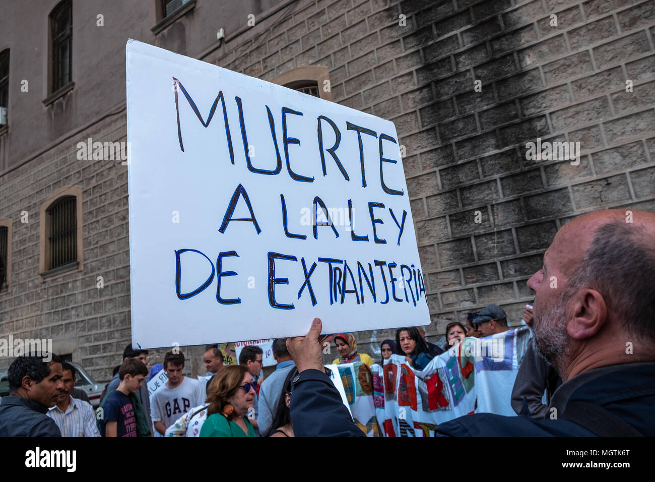 Barcelona, Spanien. 28 Apr, 2018. Ein Demonstrator gesehen zeigt ein Plakat pro Rechte von Immigranten und Flüchtlingen in Barcelona. In den letzten sieben Tagen, Dutzende von Einwanderern "ohne Papiere" Menschen wurden gesperrt, in der alten Massana kunst Schule, die 300 Demonstranten auf die Straßen für eine freie Gesundheit für alle zu bitten, ' Dokumente Papiere" der Staatsangehörigkeit ohne Prüfung, Schließung von Aufnahmezentren für Migranten, die Eintragung in die Stadt, ohne die Notwendigkeit zu haben einen Arbeitsvertrag und mehr. Credit: SOPA Images Limited/Alamy leben Nachrichten Stockfoto