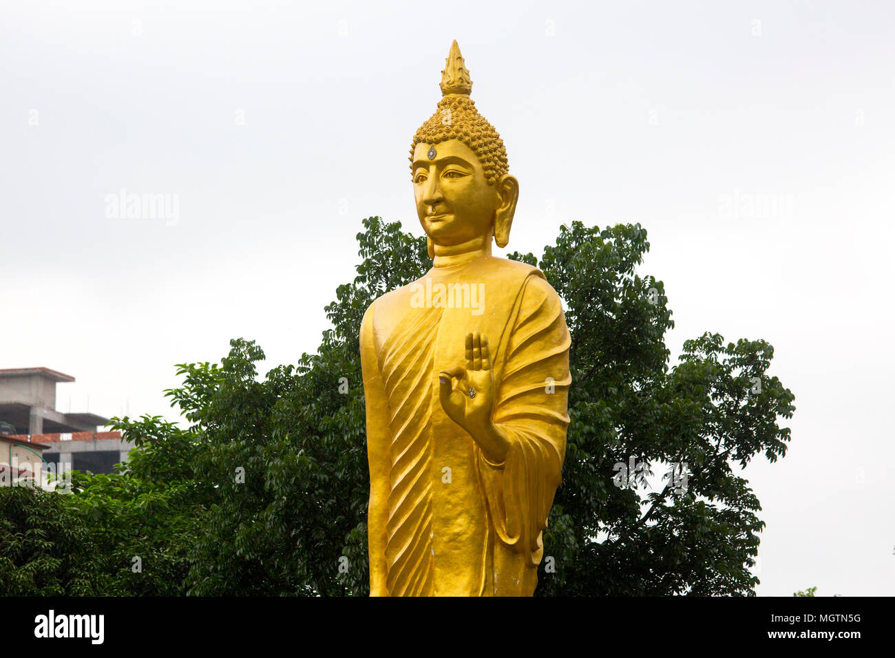 Buddha Jayanti oder auch als Buddha Purnima bekannt ist das größte religiöse Fest der buddhistischen Gemeinschaft; sie feiern Buddha Purnima durch spezielle Gottesdienste & Kerze Papier an der alten Teil von Dhaka Bashabo buddhistischen Tempel von Bangladesch. Die Feierlichkeiten begannen mit Rallye, Licht von Lampen und Hissen der religiöse und nationale Fahnen auf dem Mohabihar und Chanten der heiligen Verse aus dem Tripitaka. Sonntag, 29. April 2018. © jahangir Alam Onuchcha/Alamy leben Nachrichten Stockfoto