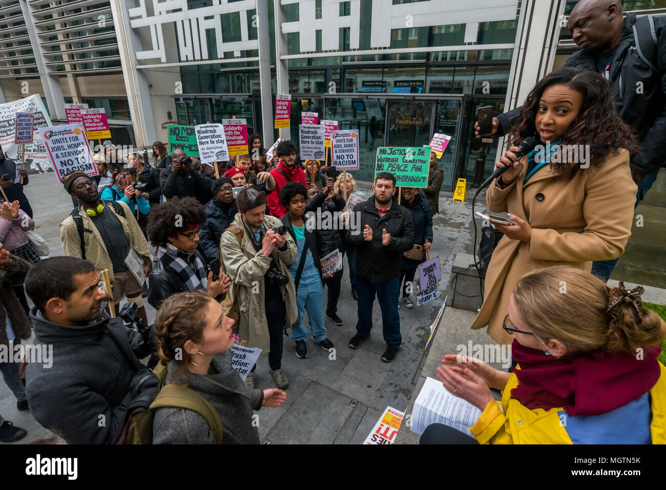 London, Großbritannien. 28. April 2018. Protest Veranstalter Sara Burke spricht außerhalb des Home Office in einem Protest sie genannt, weil sie wasl durch Inkompetenz der Regierung empört und bewusst gezielte Angriffe auf legale Einwanderer. Sie schrieb auf Facebook, dass "abscheuliche Behandlung der Regierung, die aus den Windrush Generation ist eine nationale Verlegenheit'' und geplant im März mit dem Home Office Druck auf sie zu setzen, ihre Versprechen zu diesen Leuten zu halten. Credit: ZUMA Press, Inc./Alamy leben Nachrichten Stockfoto