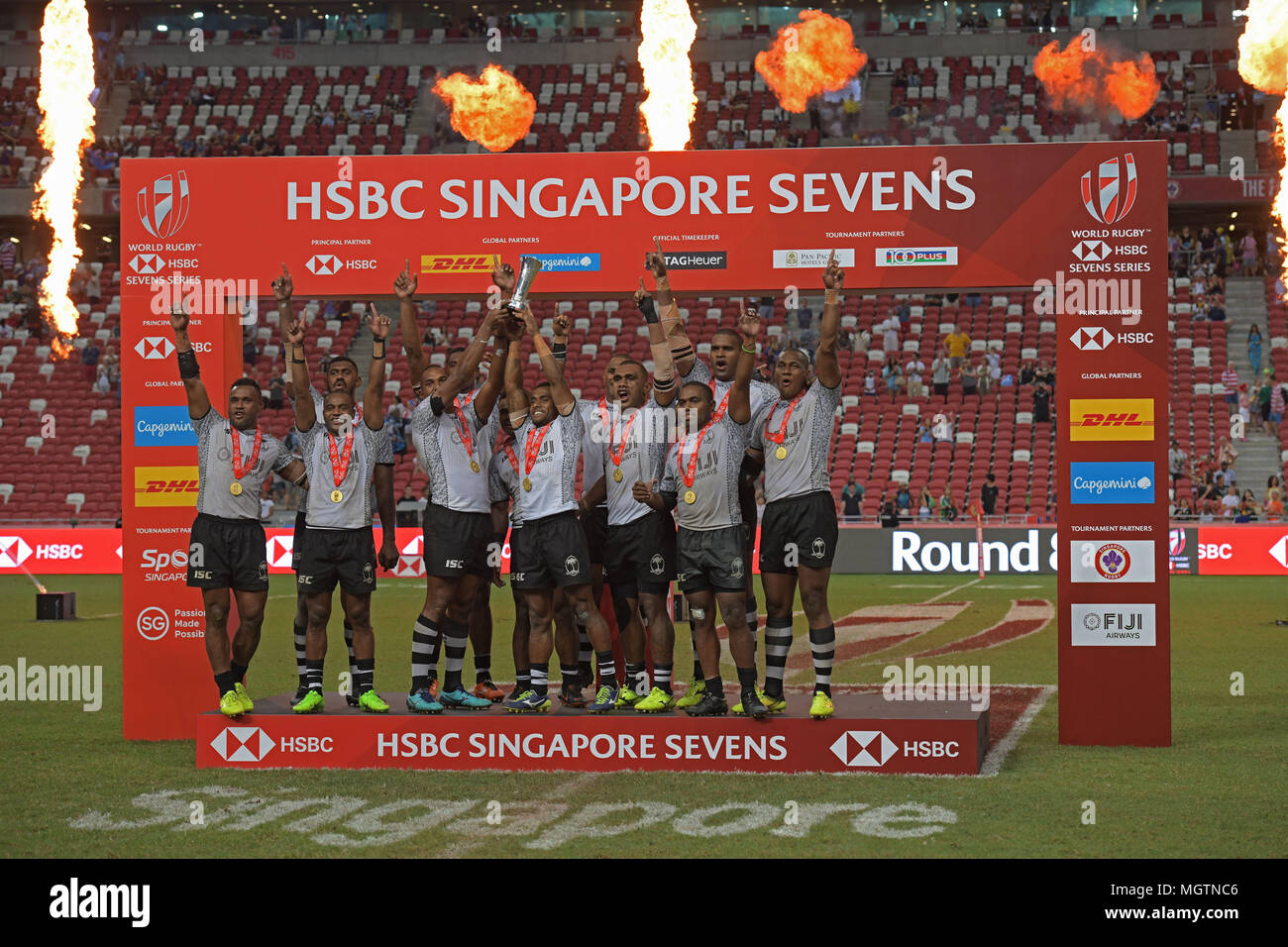 Singapur. 29. April 2018. Fidschi Spieler heben Sie die Trophäe, nachdem er die Endrunde der HSBC World Rugby Sevens Serie Singapur Schale in Singapur, am 29. April 2018. Credit: Dann Chih Wey/Xinhua/Alamy leben Nachrichten Stockfoto