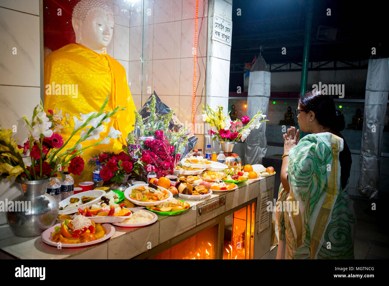 Buddha Jayanti oder auch als Buddha Purnima bekannt ist das größte religiöse Fest der buddhistischen Gemeinschaft; sie feiern Buddha Purnima durch spezielle Gottesdienste & Kerze Papier an der alten Teil von Dhaka Bashabo buddhistischen Tempel von Bangladesch. Die Feierlichkeiten begannen mit Rallye, Licht von Lampen und Hissen der religiöse und nationale Fahnen auf dem Mohabihar und Chanten der heiligen Verse aus dem Tripitaka. Sonntag, 29. April 2018. © jahangir Alam Onuchcha/Alamy leben Nachrichten Stockfoto