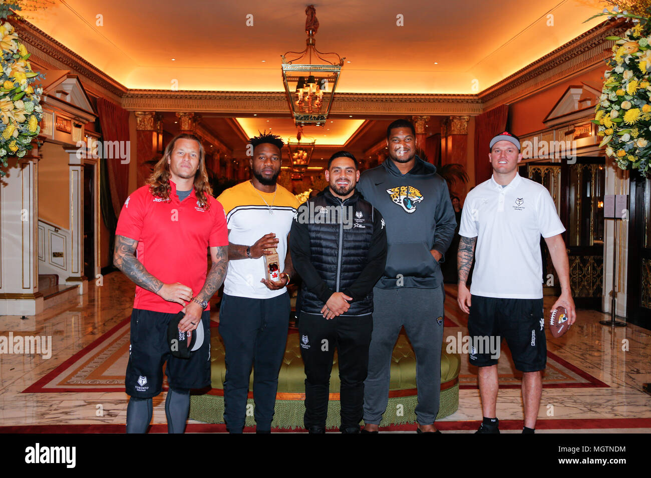 London, Großbritannien. . 29 Apr, 2018. Ashton Sims (Toronto Wolfpack), Yannick Ngakoue (Jacksonville Jaguars), Reni Maitua (Toronto Wolfpack), Calais Campbell (Jacksonville Jaguars) und Cory Patterson (Toronto Wolpack) (Während der Pressevorstellung von Links nach Rechts) zwischen dem Toronto Wolfpack und die Jacksonville Jaguars im Dorchester, 53 Park Lane, London Bild von Stephen Gaunt/Alamy Leben Nachrichten +447904 833202 29/04/18 Quelle: Stephen Gaunt/Alamy leben Nachrichten Stockfoto