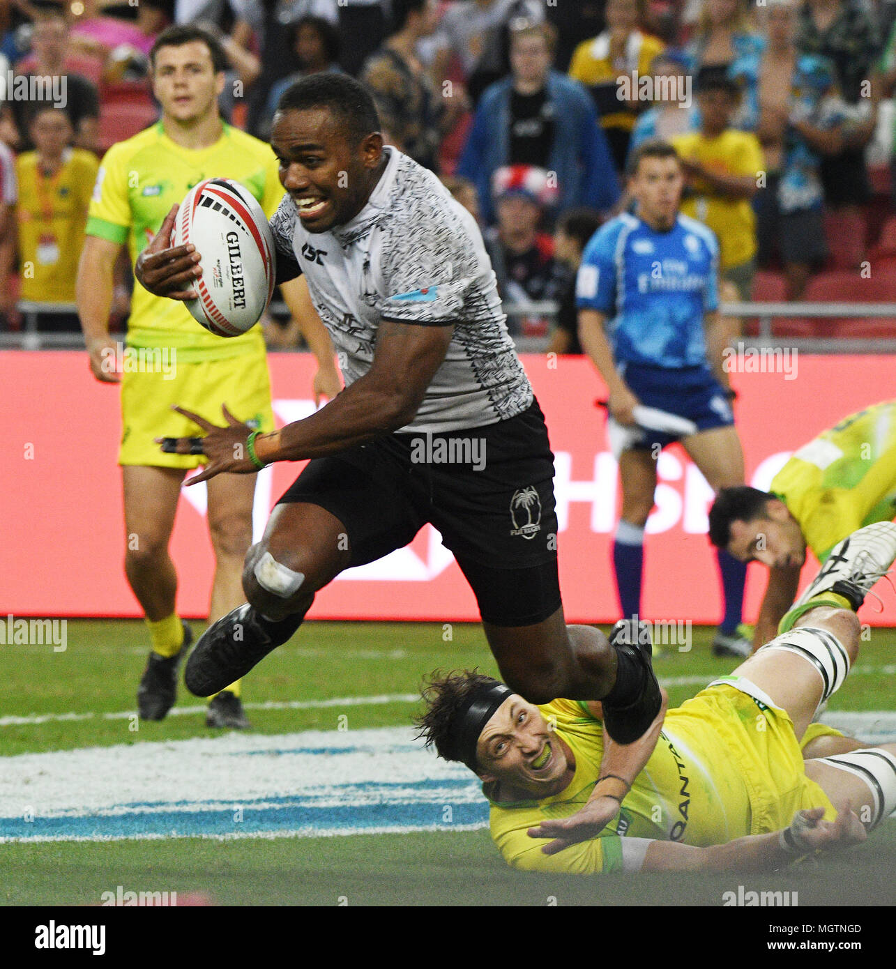 Singapur. 29 Apr, 2018. Fidschi Waisea Nacuqu (L) konkurriert bei der abschließenden Abstimmung zwischen Fidschi und Australien der HSBC World Rugby Sevens Serie Singapur Schale in Singapur, am 29. April 2018. Credit: Dann Chih Wey/Xinhua/Alamy leben Nachrichten Stockfoto