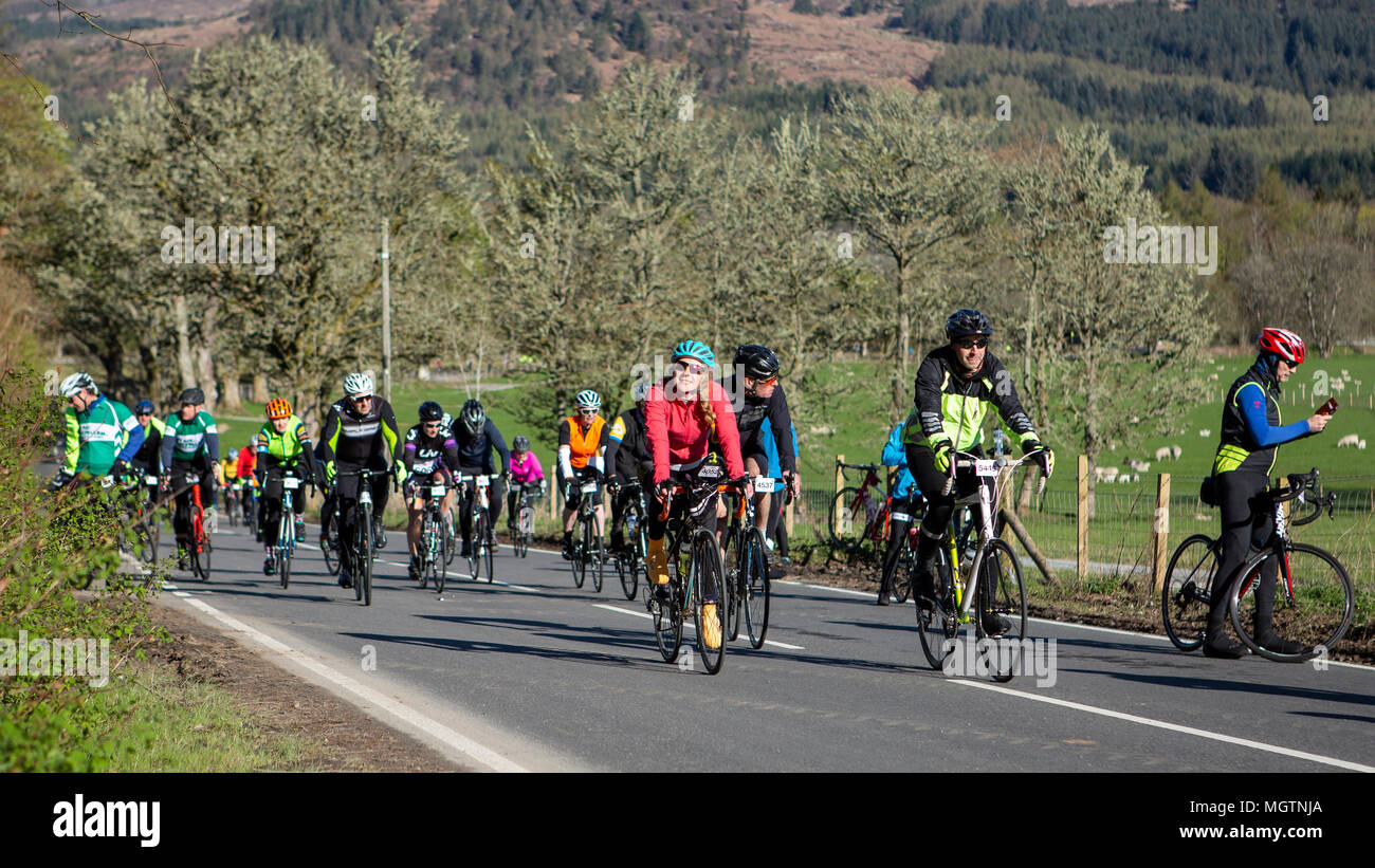 Fort Augustus, Schottland, Großbritannien. 29. April 2018. Radfahrer, die  sich an der Etape Loch Ness geschlossen Rennrad sportlich nach einer  360-Grad 66 - 800 m/106-km-Strecke rund um Loch Ness, Schottland, mit Start