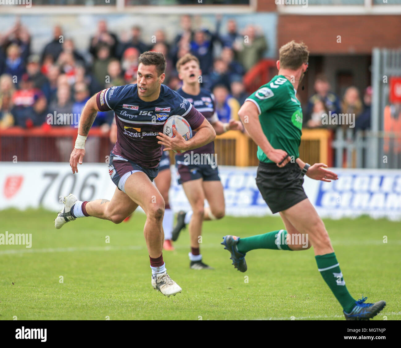 Hull, Großbritannien. 29. April 2018. Lightstream Stadion, Hull, England; Betfred Super League Rugby, Runde 13, Rumpf Kr v Leeds Rhinos; Joel Mond von Leeds Rhinos auf dem Angriff Stockfoto