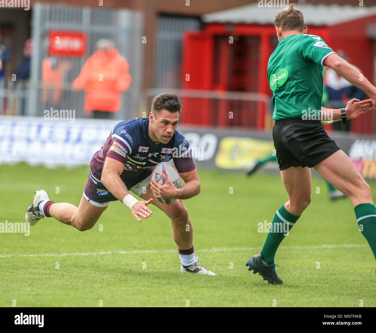 Hull, Großbritannien. 29. April 2018. Lightstream Stadion, Hull, England; Betfred Super League Rugby, Runde 13, Rumpf Kr v Leeds Rhinos; Joel Mond von Leeds Rhinos scoring Versuchen Stockfoto