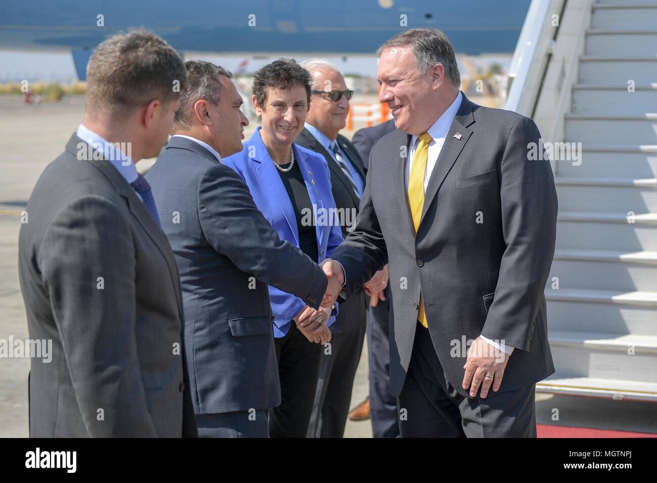 Tel Aviv, Israel. 29. April 2018. Us-Staatssekretär Mike Pompeo ist bei der Ankunft von US-Botschafter in Israel David M. Friedman begrüßt und Beamten aus den israelischen Ministerium für Auswärtige Angelegenheiten an den Internationalen Flughafen Ben Gurion am 29. April 2018 in Tel Aviv, Israel. Credit: Planetpix/Alamy leben Nachrichten Stockfoto