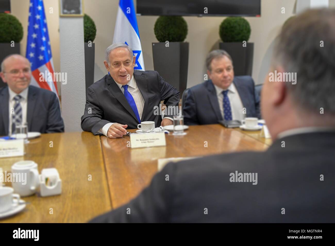 Tel Aviv, Israel. 29. April 2018. Der israelische Premierminister Benjamin Netanjahu spricht mit US-Staatssekretär Mike Pompeo, rechts, während eine erweiterte bilateralen Sitzung vom 29. April 2018 in Tel Aviv, Israel. Credit: Planetpix/Alamy leben Nachrichten Stockfoto