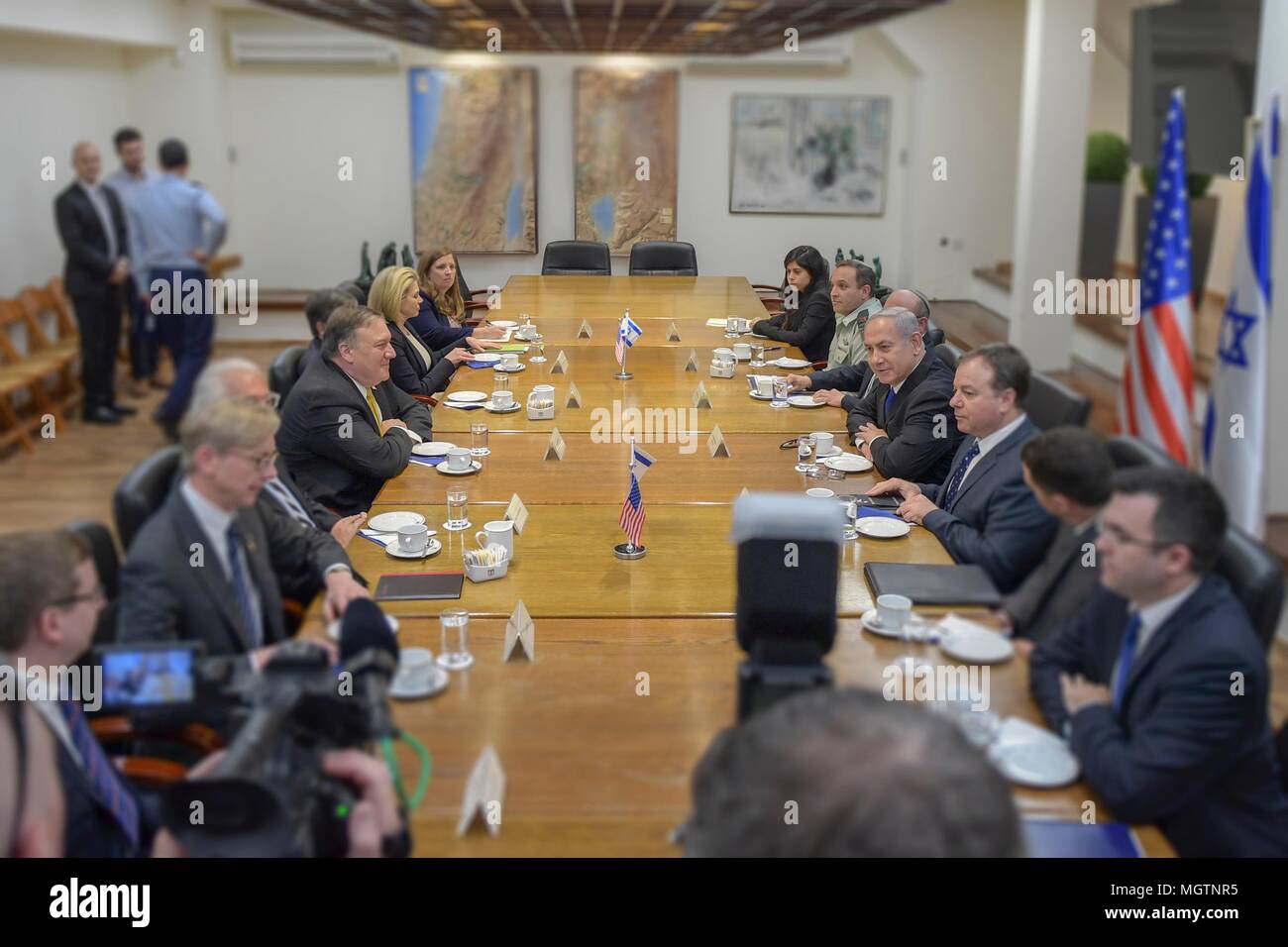 Tel Aviv, Israel. 29. April 2018. Us-Staatssekretär Mike Pompeo, Links, und dem israelischen Ministerpräsidenten Benjamin Netanjahu während einer erweiterten bilateralen Sitzung am 29. April, in Tel Aviv, Israel 2018. Credit: Planetpix/Alamy leben Nachrichten Stockfoto