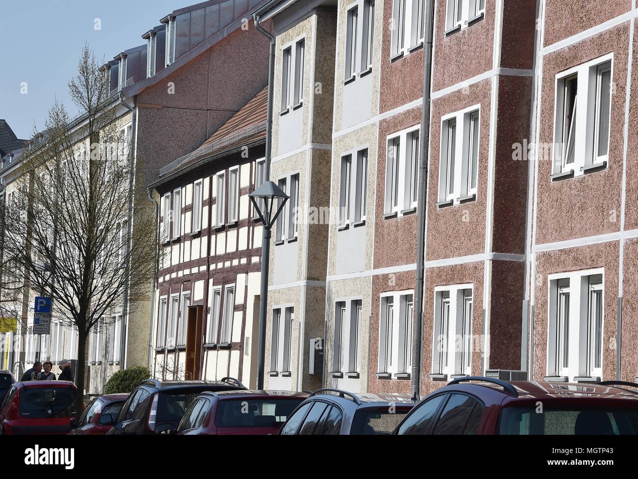 10 April 2018, Deutschland, Bernau: Ein renoviertes Bauernhaus aus dem 18. Jahrhundert steht zwischen Vorgefertigte Gebäude in der Innenstadt von Bernau. Ein Plattenbau aus der DDR in der Innenstadt von Bernau war unter Denkmalschutz aufgrund seiner ursprünglichen Betonplatten platziert. Foto: Bernd Settnik/dpa-Zentralbild/ZB Stockfoto