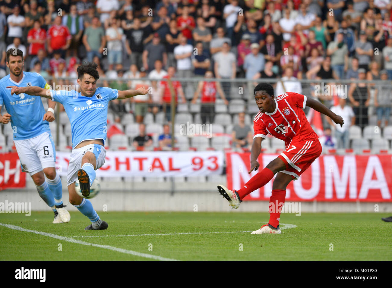 Derrick KOEN (FCB) Kerben das Ziel zu 3-1, Aktion, goalsschuss, lMunich, Deutschland. 29 Apr, 2018. eft: Aaron Berzel (TSV München 1860) und Jan MAUERSBERGER (TSV München 1860). Fussball Regionalliga Nord: FC Bayern München II - TSV 1860 München 3-1, 32. Spieltag, Spieltag 32, Saison 2017/18 am 29.04.2018, Stadion am Gruenwalder Straße. | Verwendung der weltweiten Kredit: dpa Picture alliance/Alamy leben Nachrichten Stockfoto