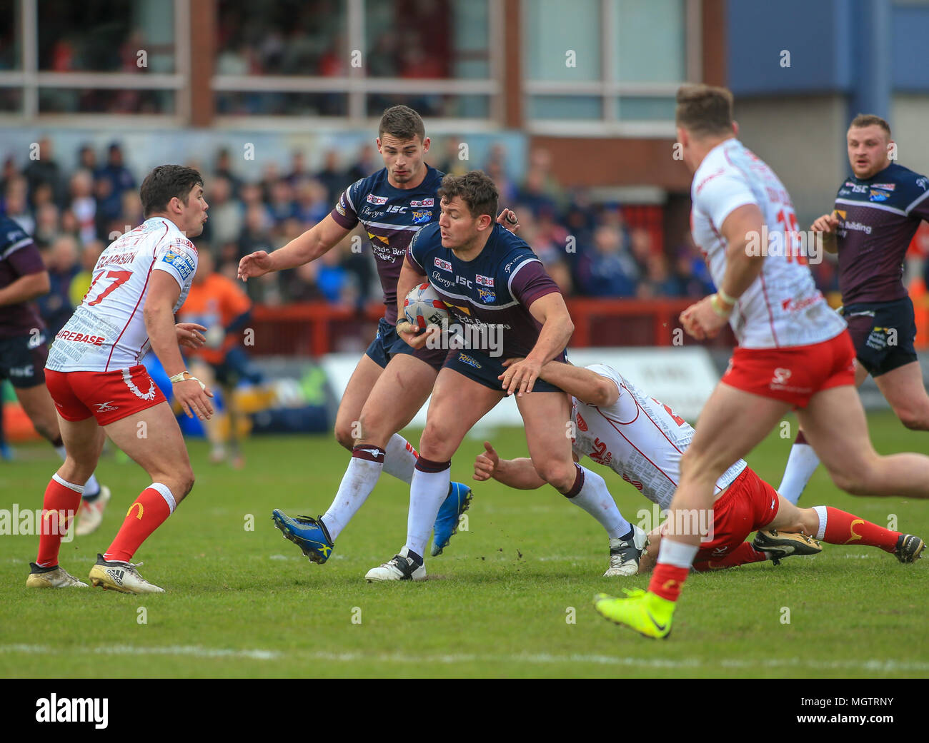 Hull, Großbritannien. 29. April 2018. Betfred Super League Rugby, Runde 13, Rumpf Kr v Leeds Rhinos; Brett Ferres von Leeds Rhinos von Rumpf Kr Verteidiger Kredit angegangen: Aktuelles Bilder/Alamy leben Nachrichten Stockfoto