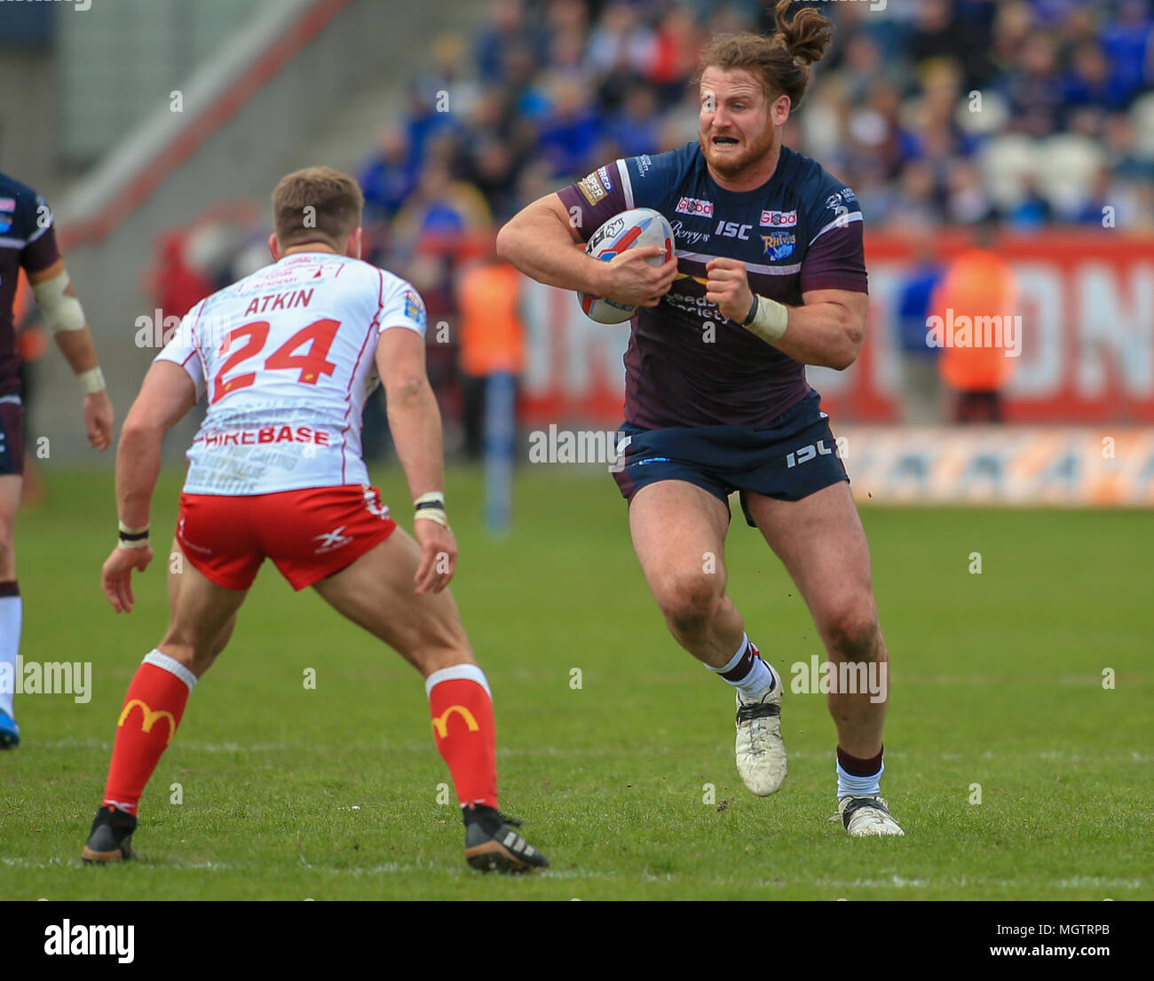 Hull, Großbritannien. 29. April 2018. Betfred Super League Rugby, Runde 13, Rumpf Kr v Leeds Rhinos; Anthony Mullaly von Leeds Rhinos läuft die Kugel in Credit: Aktuelles Bilder/Alamy leben Nachrichten Stockfoto