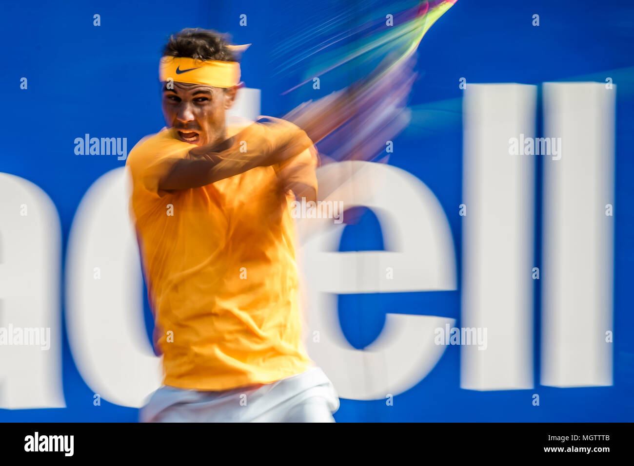 Barcelona, Spanien. 29. April 2018: RAFAEL NADAL (ESP) gibt den Ball zu Stefanos Tsitsipas (GRE) in der Endrunde der 'Barcelona Open Banc Sabadell' 2018. Nadal gewann 6:2, 6:1. Stockfoto