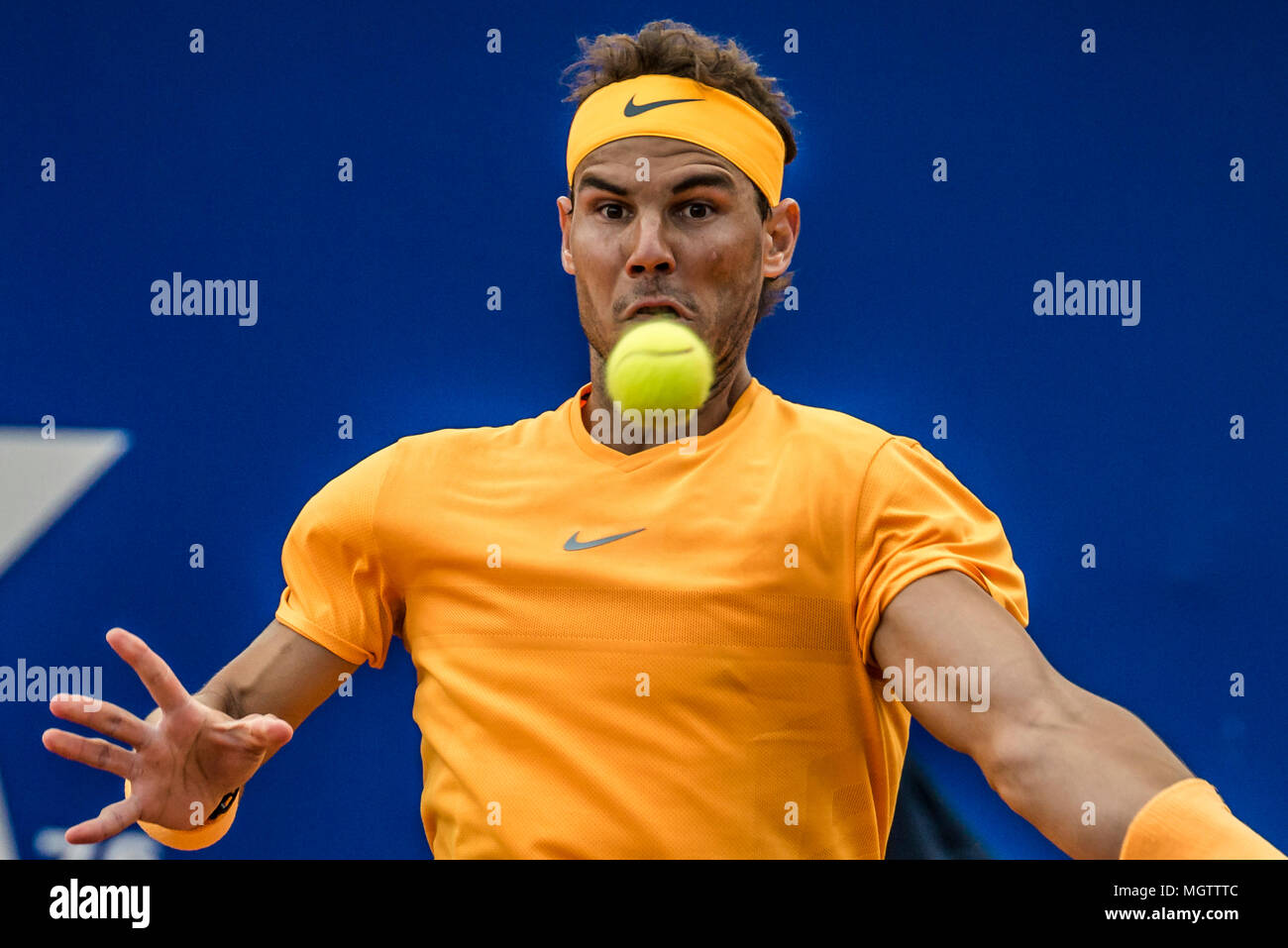 Barcelona, Spanien. 29. April 2018: RAFAEL NADAL (ESP) gibt den Ball zu Stefanos Tsitsipas (GRE) in der Endrunde der 'Barcelona Open Banc Sabadell' 2018. Nadal gewann 6:2, 6:1. Stockfoto