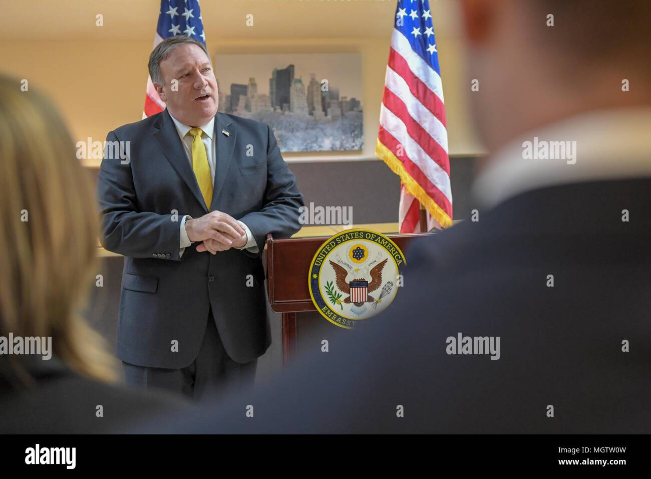 Tel Aviv, Israel. 29. April 2018. Us-Staatssekretär Mike Pompeo spricht mit botschaftsmitarbeiter bei einem Besuch der US-Botschaft in Tel Aviv am 29. April 2018 in Tel Aviv, Israel. Credit: Planetpix/Alamy leben Nachrichten Stockfoto