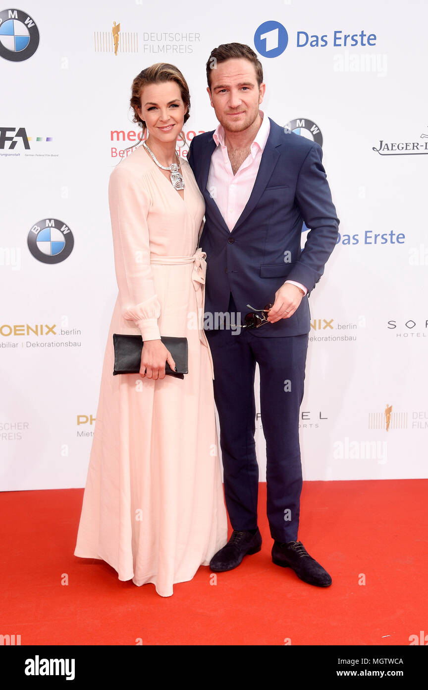 Berlin, Deutschland. 27 Apr, 2018. Frederick Lau mit seiner Frau Annika Lau bei der Verleihung des Deutschen Filmpreis 2018 bei der Messe Berlin. Berlin, 27.04.2018 | Verwendung der weltweiten Kredit: dpa/Alamy leben Nachrichten Stockfoto