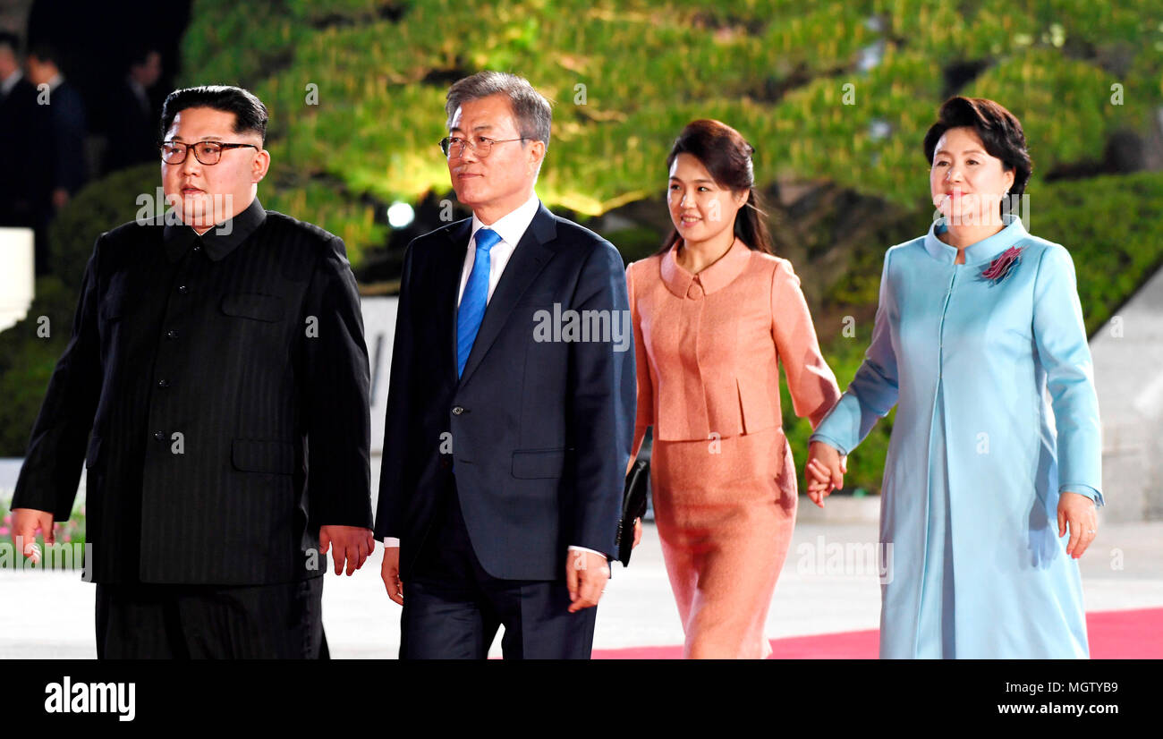 Mond Jung Sook Jae In Kim Kim Jong Un Und Ri Sol Ju Apr 27 2018 Die Sudkoreanischen Prasidenten Mond Jae In 2 L Seine Frau Kim Jung Sook R Der Nordkoreanische Fuhrer Kim Jong Un L Und Kim S