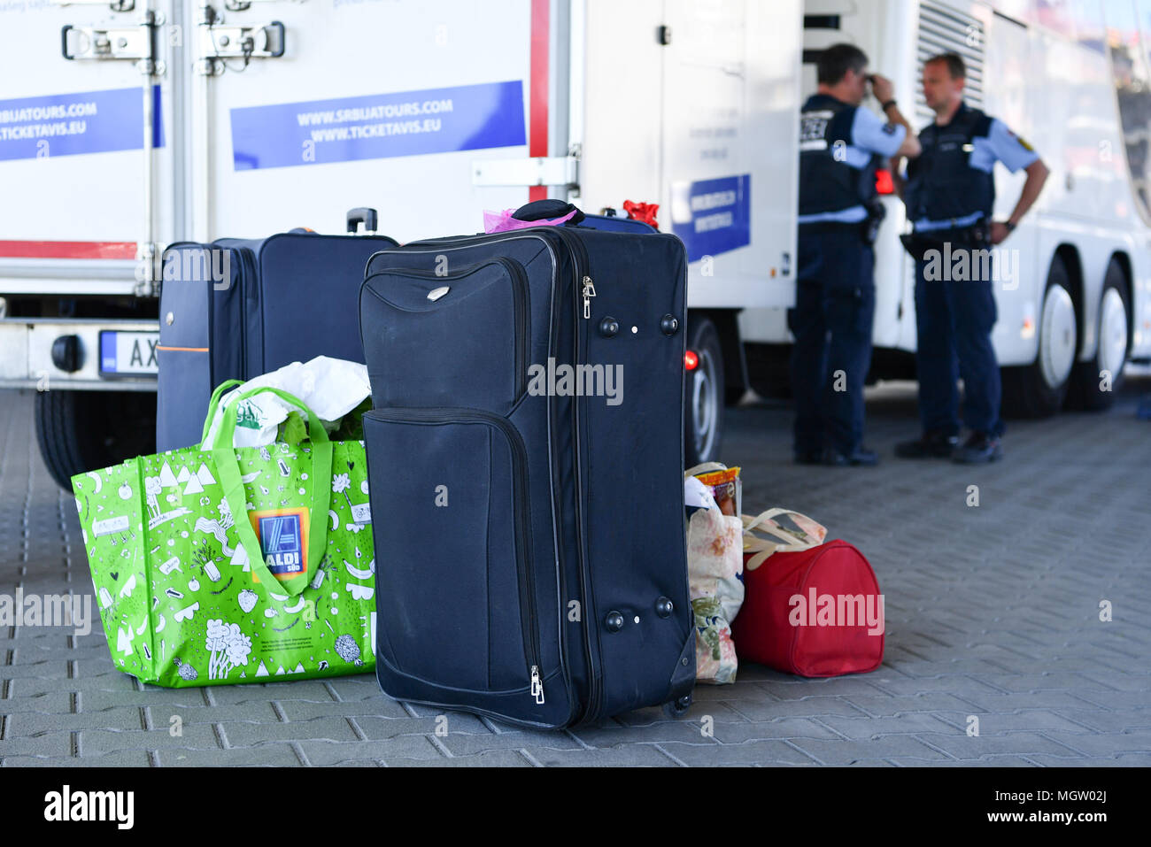 27 April 2018, Deutschland, Mannheim: Polizei steht hinter einem Stapel der  Koffer in der Mannheimer Busbahnhof. Gegenstand der Polizei Inspektion war  ein Fall von Dokumentenfälschung und falsche Identität. Foto: Uwe  Anspach/dpa Stockfotografie -