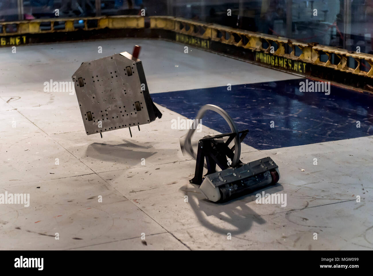 Pleasanton, Kalifornien, USA. 27 Apr, 2018. Roboter battle im Kampf Arena auf der 14. Jahrestagung der RoboGames, der weltweit größten offenen Roboter Wettbewerb. Credit: Brian Cahn/ZUMA Draht/Alamy leben Nachrichten Stockfoto