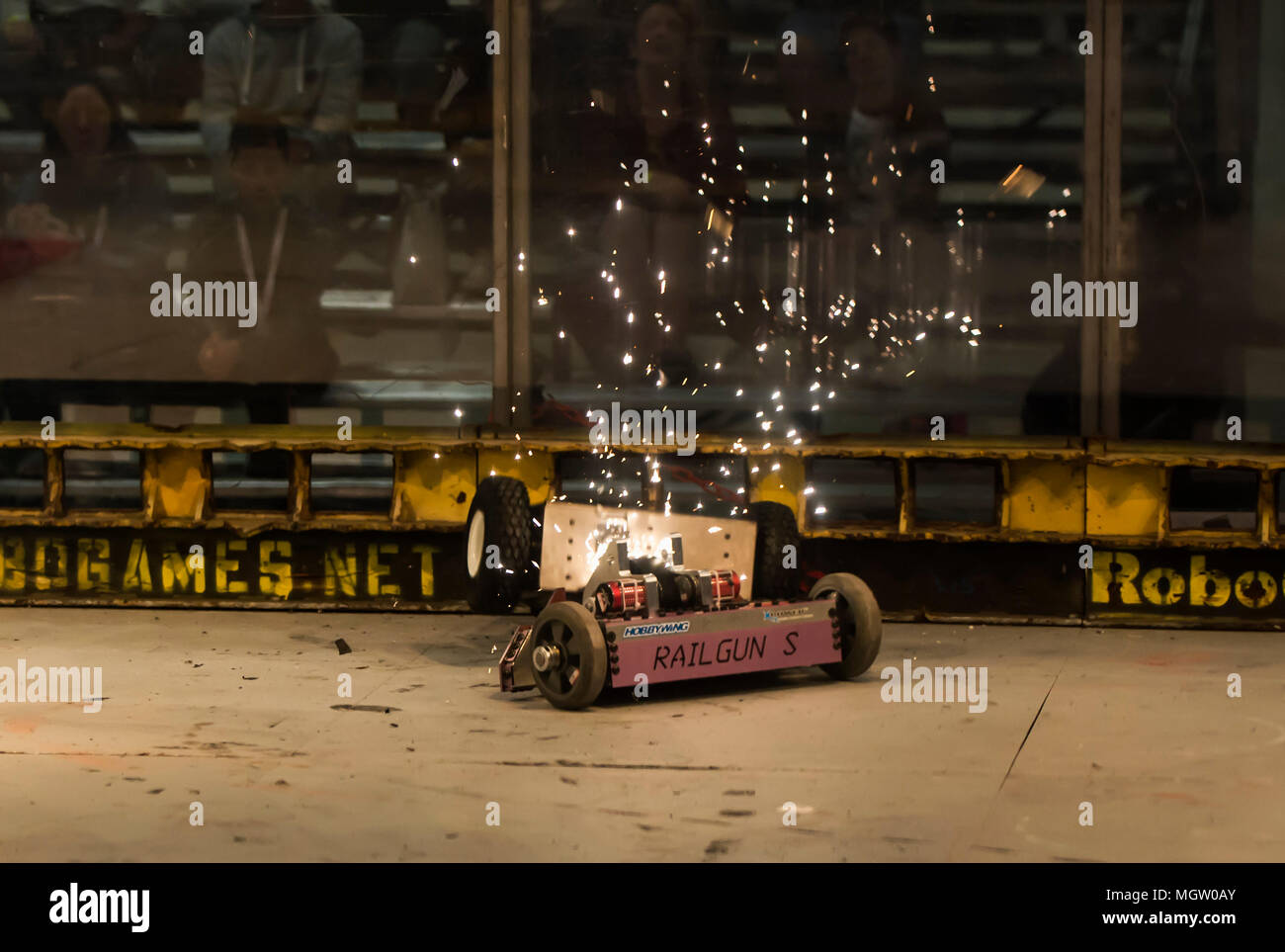 Pleasanton, Kalifornien, USA. 27 Apr, 2018. Roboter battle im Kampf Arena auf der 14. Jahrestagung der RoboGames, der weltweit größten offenen Roboter Wettbewerb. Credit: Brian Cahn/ZUMA Draht/Alamy leben Nachrichten Stockfoto
