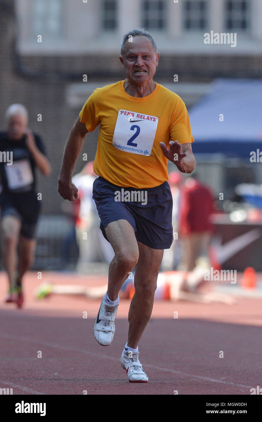 Philadelphia, Pennsylvania, USA. 28 Apr, 2018. ALBY WILLIAMS (2) überquert die Ziellinie auf dem Weg zum Gewinnen der Meister Männer 100m Dash 75 und älter am Franklin Feld in Philadelphia, Pennsylvania. Credit: Amy Sanderson/ZUMA Draht/Alamy leben Nachrichten Stockfoto